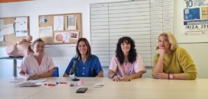 De izquierda a derecha, Tina Sagardoy, doctora Raquel Gascón, doctora Pilar García León y Laura Moya.