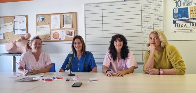 De izquierda a derecha, Tina Sagardoy, doctora Raquel Gascón, doctora Pilar García León y Laura Moya.