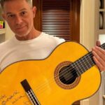 Guitars donated by Alejandro Sanz or Estopa for those affected by the DANA receive nearly 7,500 bids in 24 hours