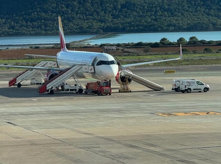 Avion de Iberia demorado por el incidente. Avion de Iberia demorado por el incidente.