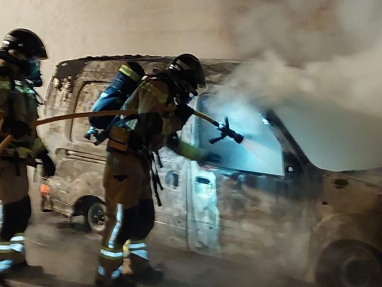 Bomberos de Ibiza apagando el incendio en la furgoneta.