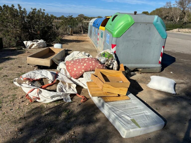 Basura acumulada en Formentera