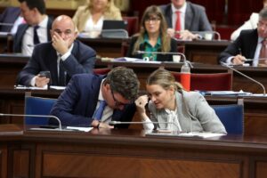 El portavoz del Govern y conseller de Econom&iacute;a, Hacienda e Innovaci&oacute;n, Toni Costa, y la presidenta del Govern balear, Marga Prohens.