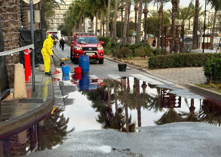 Vertido de gasoil en Passeig de la Mar.