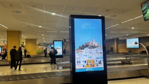Imagen recreativa de Dalt Vila reproducida en el aeropuerto de Ibiza. (@NeusPratsTur)