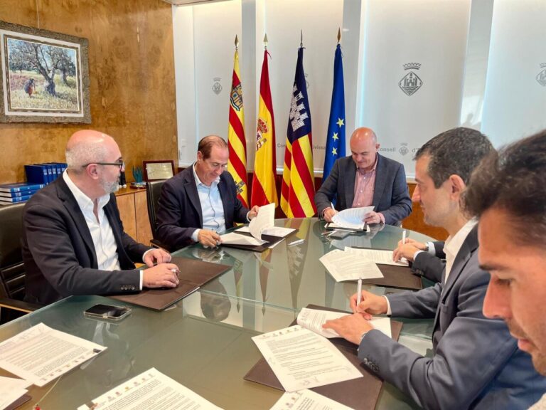 Govern e instituciones de Ibiza firman un protocolo para proteger y recuperar los acuíferos.