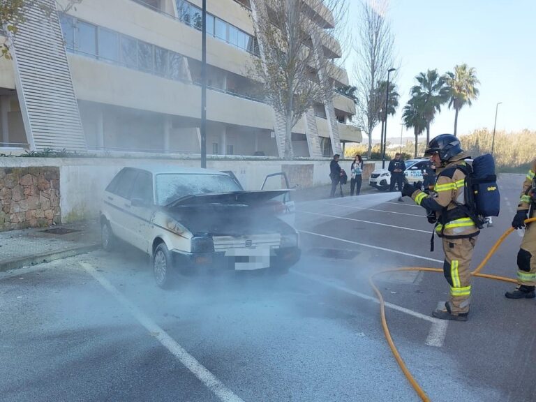 Incendio en un aparcamiento.