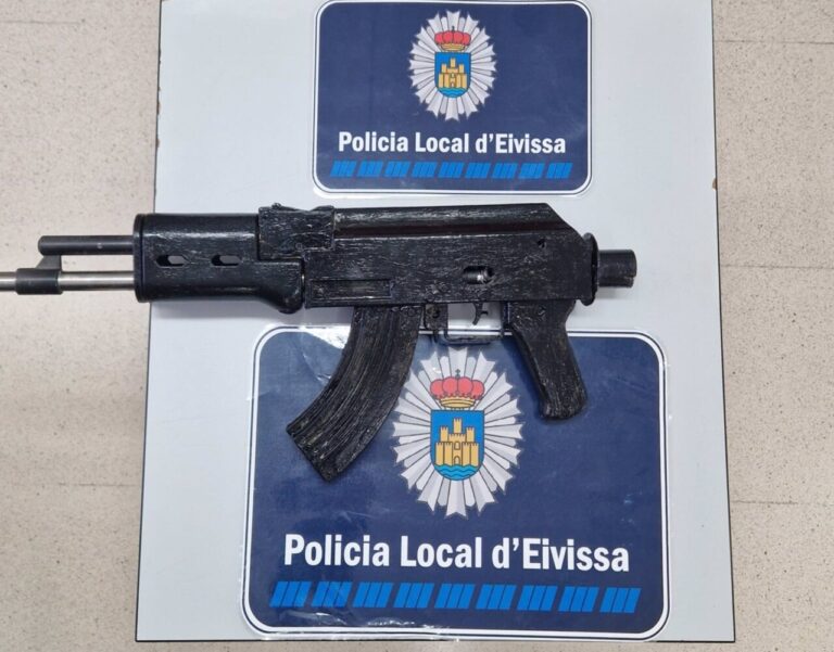 Sucesos. Decomisada en Ibiza por parte de la Policía Local una arma ficticia