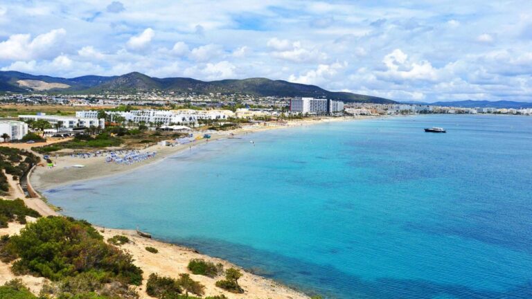 Playa de Ibiza. d