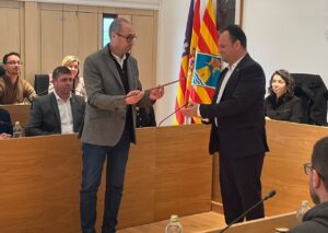 &Oacute;scar Portas recibe el bast&oacute;n de mando de parte de Lloren&ccedil; C&oacute;rdoba