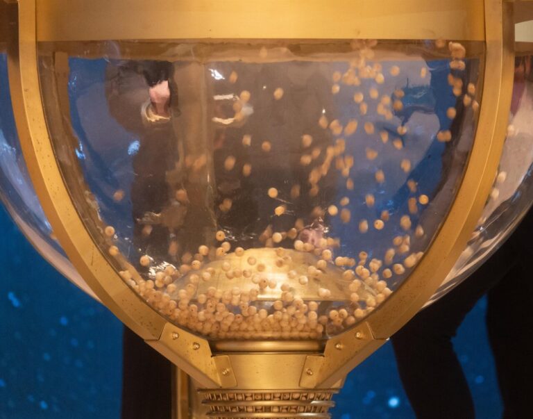 Preparación del bombo antes de la celebración del Sorteo Extraordinario de la Lotería de Navidad 2024.