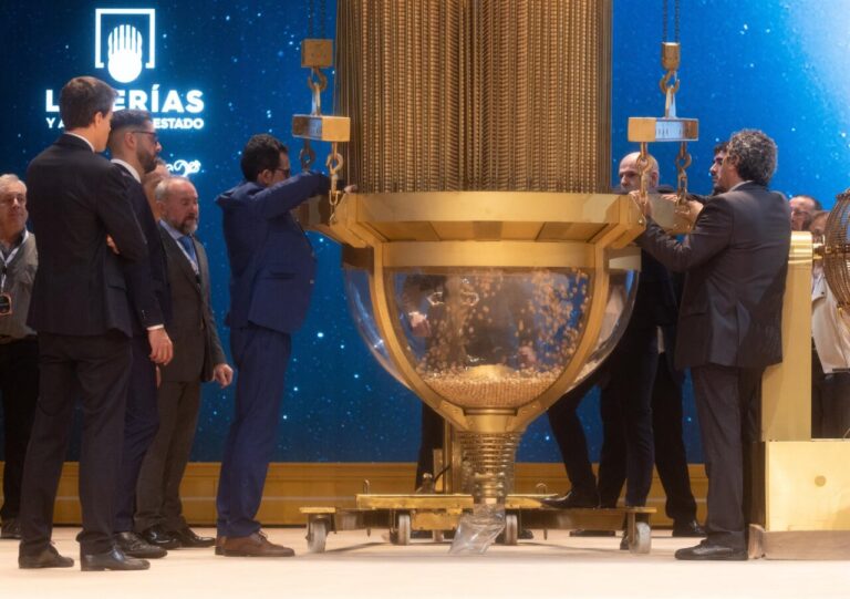 Preparación del bombo antes de la celebración del Sorteo Extraordinario de la Lotería de Navidad 2024, en el Teatro Real, a 22 de diciembre de 2024, en Madrid.