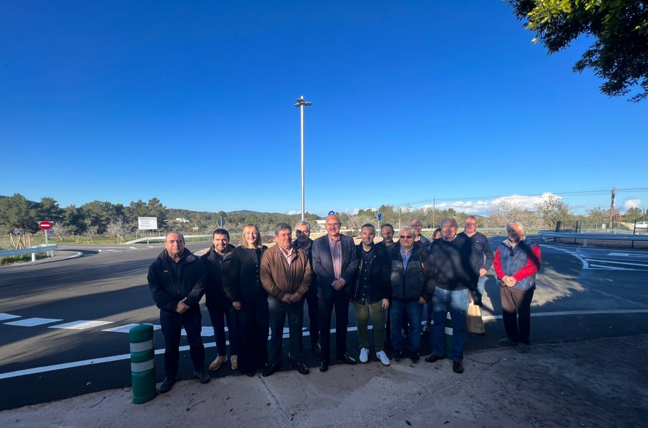 Foto de familia de la vista a la nueva rotonda de Sant Joan.