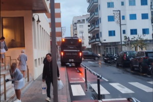 El autobús que ha invadido el carril de bici en Ibiza.
