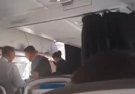 Momento de tensión en el avión.