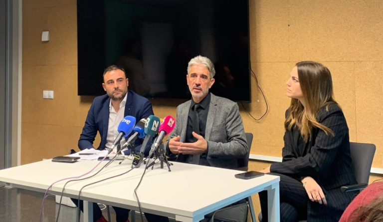 El subdirector de Humanización del IbSalud, Gabriel Rojo, el fiscal de Menores de las Islas Baleares, José Díaz Cappa y la directora insular de Centros y Programas de Atención Integral a la Infancia del IMAS, Margdalena Ramis.