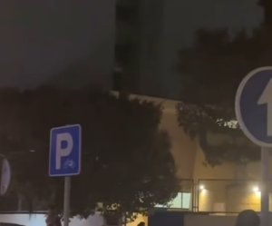 Imagen del momento en que intentaba arrojarse. Foto: Exponiendo Ibiza.