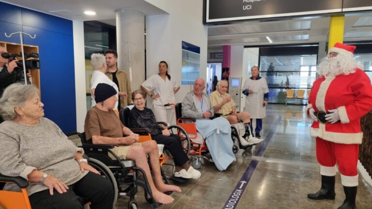 Papá Noel visitando a al Centro de Atención Intermedia Ca Na Majora.