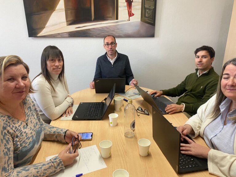 Óscar Portas presidiendo hoy la nueva junta de gobierno de Formentera.