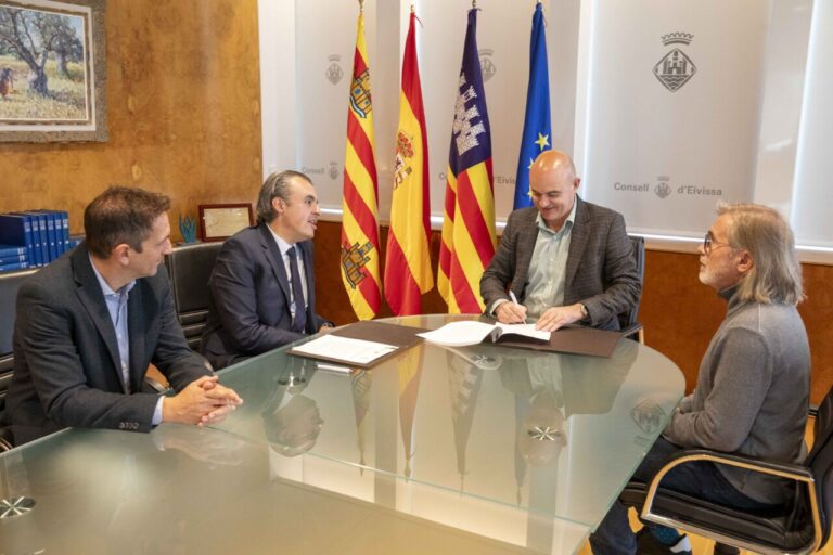 Firma del convenio del Consell de Ibiza y la Conselleria de Educación y Universidades.