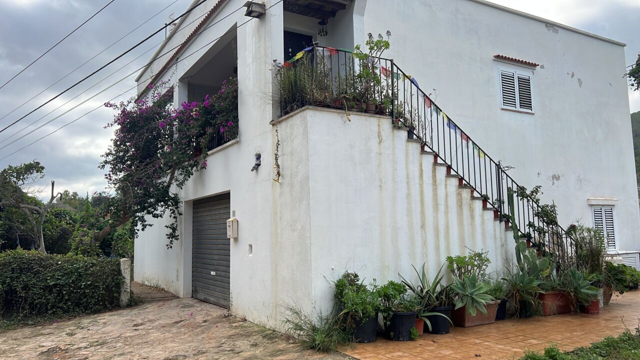 The rear part of the house in conflict, located in Santa Eulària des Riu.