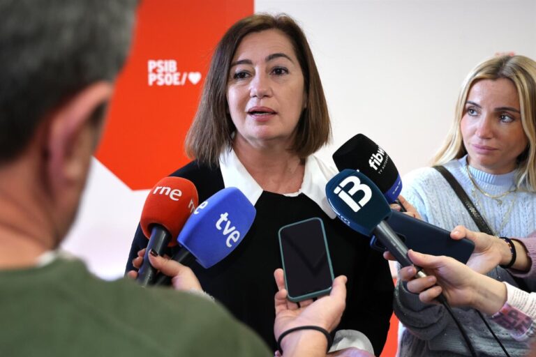 La scecretaria general del PSIB-PSOE y presidenta del Congreso, Francina Armengol, atiende a medios