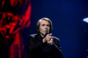 El cantante Raphael durante un concierto en el Wizink Center, a 16 de diciembre de 2021, en Madrid