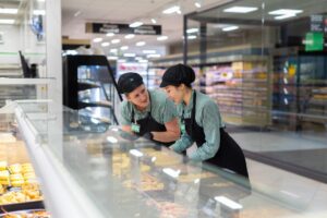 Dos trabajadoras de un Mercadona de Mallorca. - &Oacute;SCAR GARRIDO SERRA