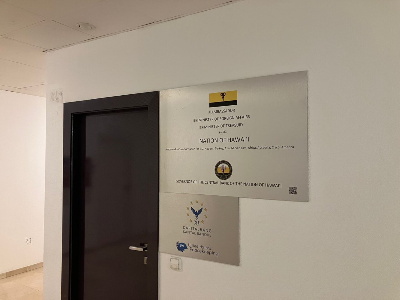 Recent image of the updated plaques on the door of Youcef Aden's office (La Voz de Ibiza).