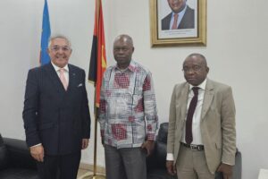 Youcef Aden durante una visita "diplom&aacute;tica" a la Rep&uacute;blica Democr&aacute;tica del Congo. (www.youcefaden.com)