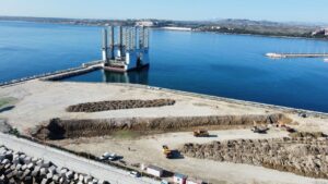 Imagen de la zanja en construcci&oacute;n en el puerto de Alicante.