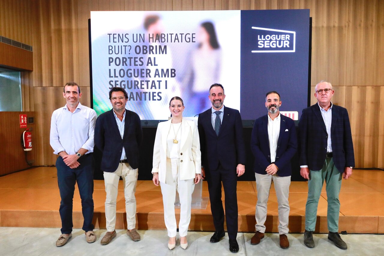 Govern y colegios profesionales durante la presentación del programa 'Alquiler Seguro'.