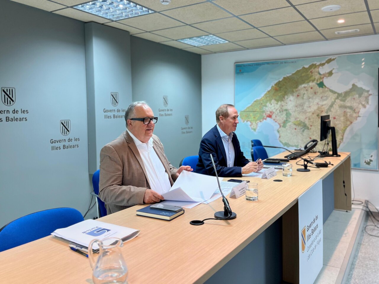 El conseller del Mar y del Ciclo del Agua del Govern de las Illes Balears, Juan Manuel Lafuente, junto al director general de Puertos y Transporte Marítimo, Antoni Mercant.