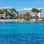 La cadena hotelera en el punto de mira de grupos ecologistas y antisemitas redobla su apuesta por Ibiza