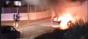 Bomberos de Ibiza tratando de sofocar las llamas.