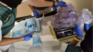 Guardias civiles en pleno recuento de pastillas de &eacute;xtasis.