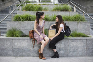 Dos j&oacute;venes hablando.