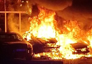 Las llamas devorando los coches esta madrugada.