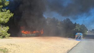 Incendio de la barca junto a los contenedores