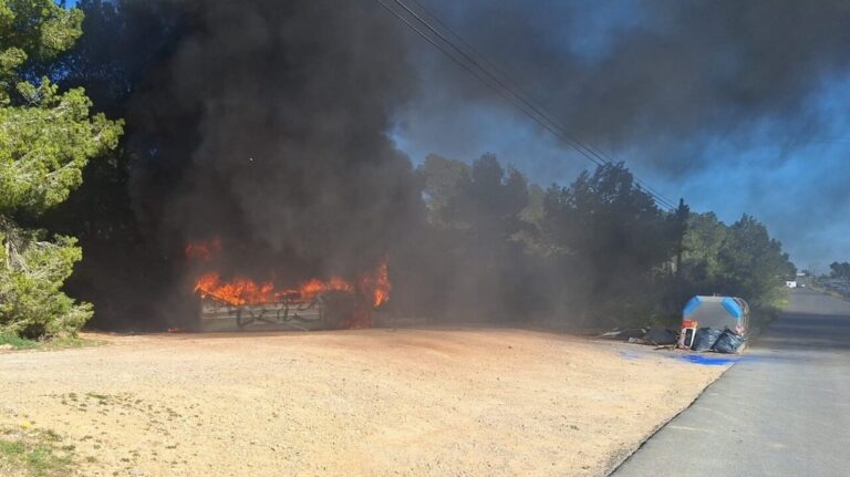 Incendio de la barca junto a los contenedores