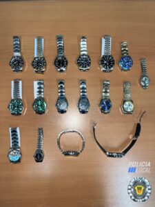 La Polic&iacute;a local de Santa Eul&agrave;ria incauta m&aacute;s de 230 objetos falsificados durante un servicio 1