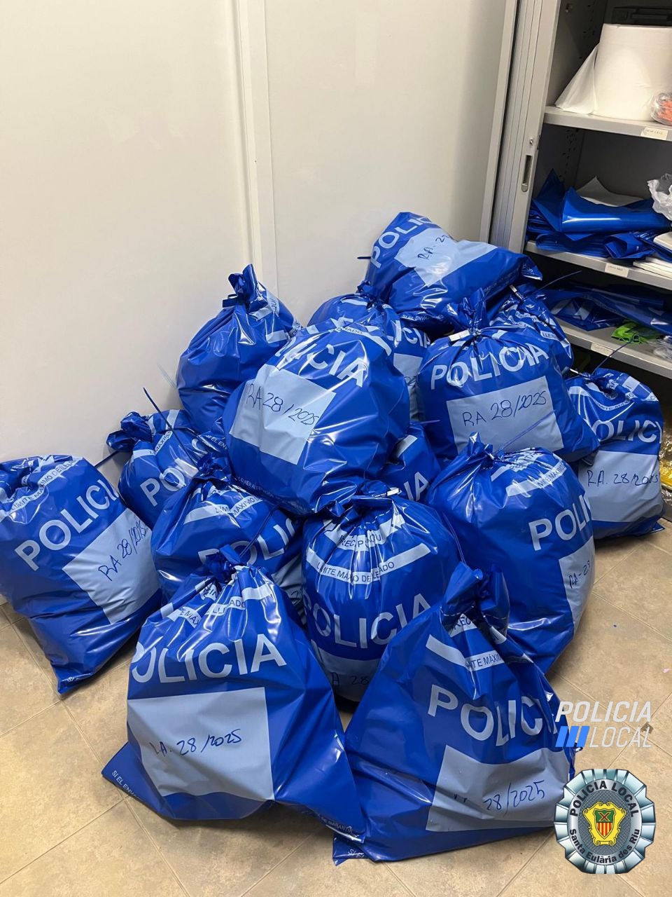 The local police of Santa Eulària seizes more than 230 counterfeit items during a service 3