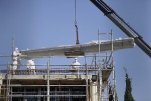 Operarios trabajan en la retirada de amianto de una edificaci&oacute;n.