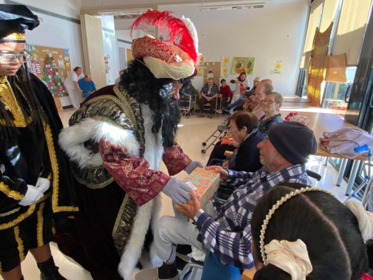 Los Reyes Magos adelantaron su llegada para visitar la Residència de Majors y el Centre de Dia.