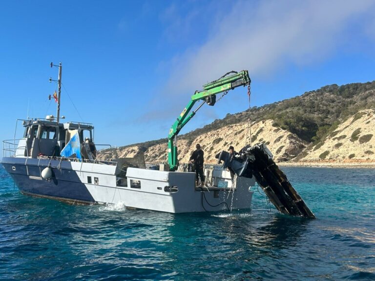 Retirada de pateras en Formentera.