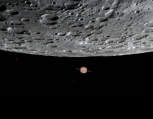 Saturno tras la luna visto desde Ibiza. Foto Joan Llu&iacute;s Ferrer AAE.