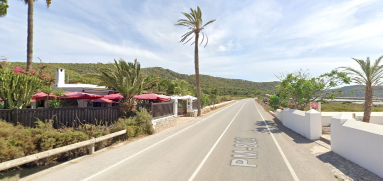 Carretera que atraviesa Sant Francesc de ses Salines.