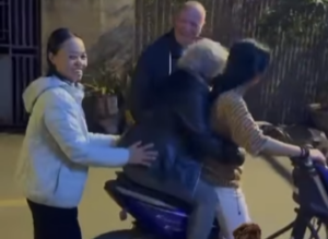 Mar&iacute;a mont&aacute;ndose en la moto.