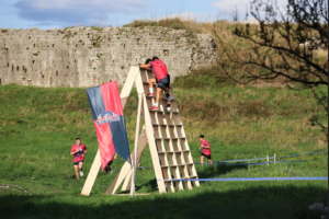 Competidores durante el Red Bull Conquer the Castle, en Shkodra, Albania