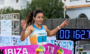 Andrea Romero cruzando la meta.